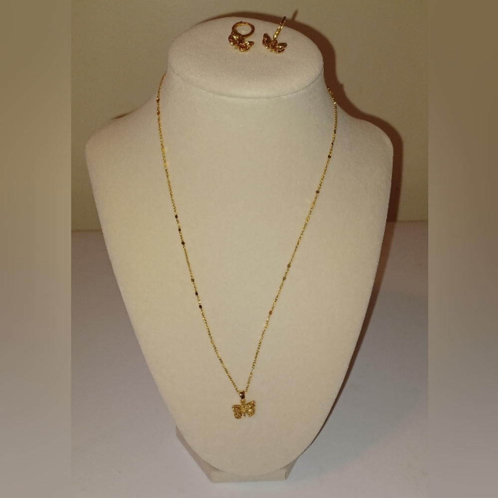 Elegant Gold Plated Butterfly Pendant Necklace And Earrings Match Set. - Picture 4 of 4